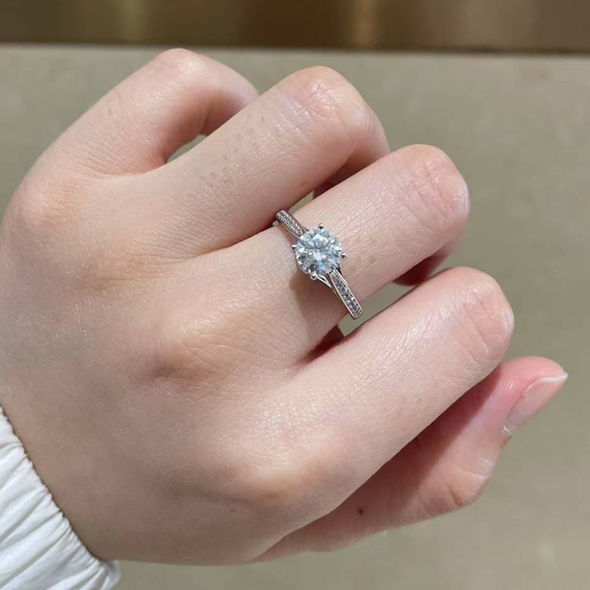 单头S925银镀白金女戒定制选款主石莫桑钻1.0ct/副石高碳钻